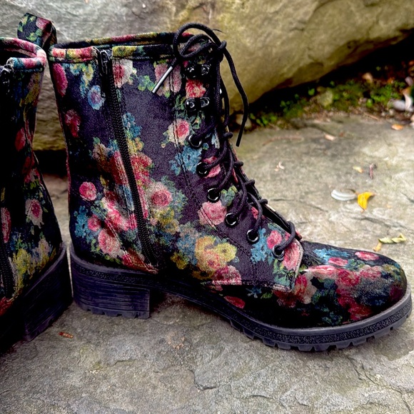 MADDEN GIRL ELOISEE BLACK FLORAL VELVET LACE UP COMBAT BOOTS -8.5 -π€π₯ - Picture 8 of 12
